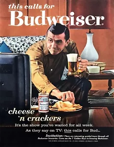1963 Hombre viendo televisión y comiendo queso y galletas foto cerveza Budweiser anuncio impreso - Imagen 1 de 1