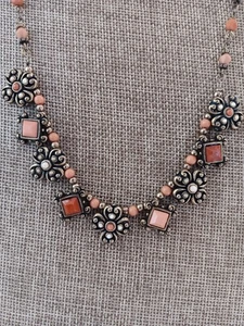  Set collana, 18" e orecchini tono bronzo, con perle accento corallo, bianco e arancione - Foto 1 di 10