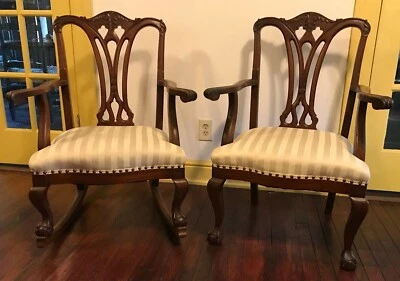 Пара (2) антикварных ножных кресел и качалок в стиле чиппендейл из красного дерева с шариками и когтями - Изображение 1 из 4