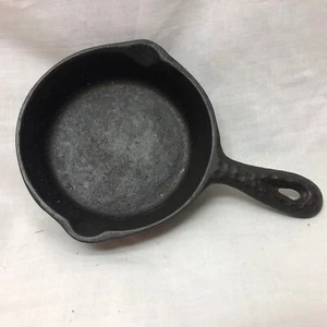 Vintage Cast Iron Spoon Rest Skillet - Picture 1 of 8