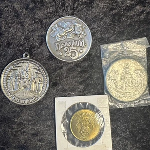 Lotto di 4 euro monete vintage Disneyland 25° anniversario Disney - Foto 1 di 9
