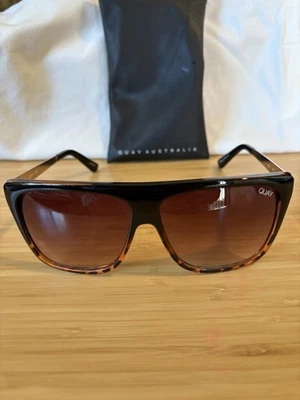 Óculos de sol feminino Quay Desi marrom tartaruga com estojo macio - Imagem 1 de 4