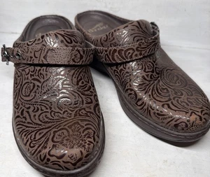 Zoccoli Dansko Allison in pelle marrone goffrato taglia 37 taglia US 6-6,5 LK nuovi con etichette - Foto 1 di 11