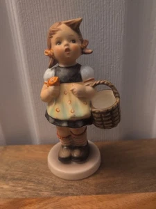 Hummel Figur "Schwester" 98/2/0 TMK 6 - Bild 1 von 3