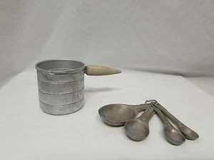 Medida vintage de aluminio estándar de Estados Unidos de 8 oz con mango y cucharas medidoras de 4 piezas - Imagen 1 de 9
