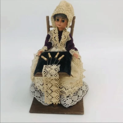 винтажная старая леди сидит в кресле делает кружева ручной работы бабушка китчи - Изображение 1 из 4