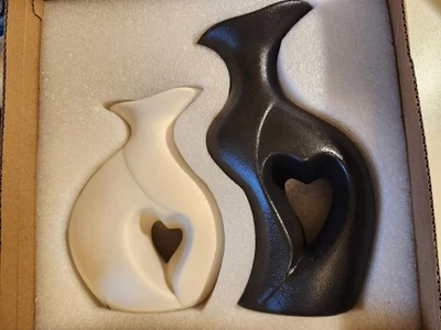 Jarrón blanco y negro en forma de corazón jarrón de cerámica conjunto de 2 ¡Nuevo!!! Foto 1 de 4
