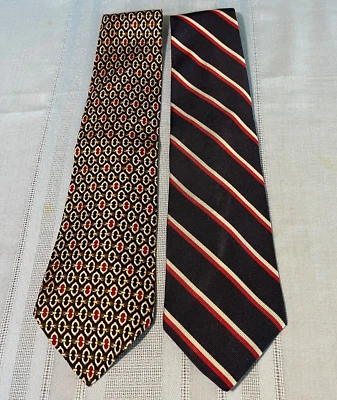 Lote de 2 corbatas de seda Claybrooke para hombre. Azul marino con rayas rojas, geométrico. Foto 1 de 4