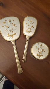 Vintage goldfarbene Kosmetik Haarbürste Set mit Spiegel und Schmuckschatulle. - Bild 1 von 3