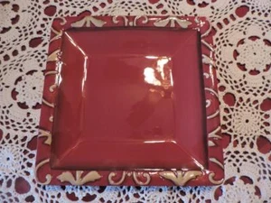 Arte en arcilla, Villa rosa rojo, borde de desplazamiento crema en relieve, plato de cena cuadrado de 11 3/4 - Imagen 1 de 6