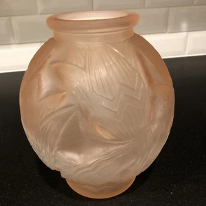 BEAUTIFUL VINTAGE PINK ART DECO TULIPS FROSTED SATIN MOLDED GLASS VASE - Picture 1 of 12