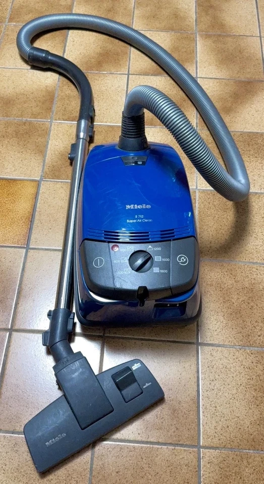Miele S712 Blue Vacuum Cleaner AC 240V 50Hz 1100W Max 1200W - Image 1 of 4