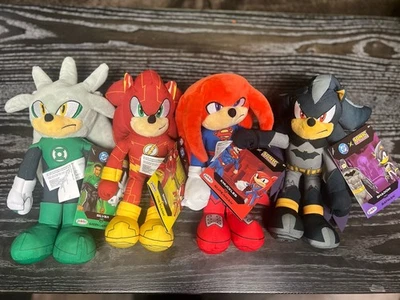 DC x Sonic the Hedgehog 9" Conjunto de Pelúcia de 4 - Prata, Juntas, Sombra e Sonic - Imagem 1 de 4