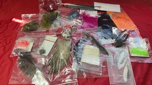 1 Box Fliegenbindefedern Fellhaken Seide Lureflash. Natur 20 Artikel usw Lot 105 - Bild 1 von 8