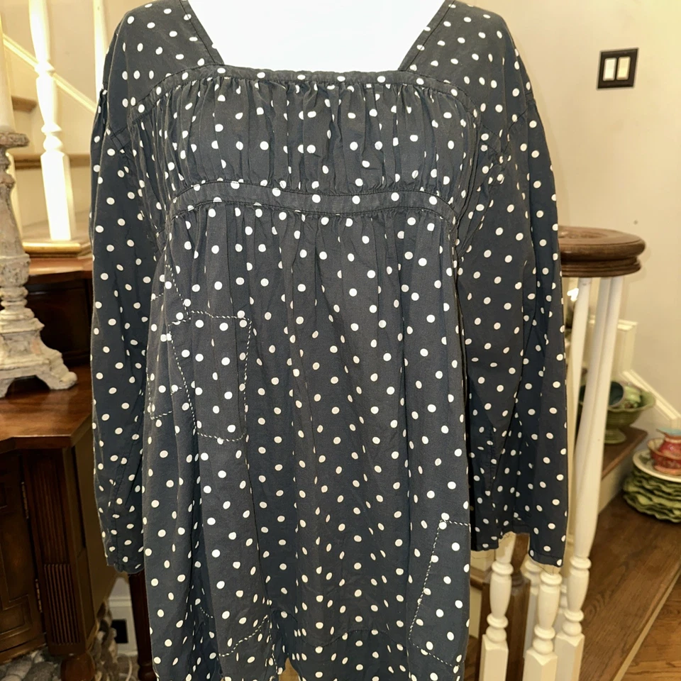 Blusa de lunares azul marino con perlas Magnolia Foto 1 de 4