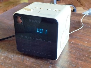 Radiosveglia Sony vintage mod. DIGICUBE , Funzionante - Foto 1 di 5