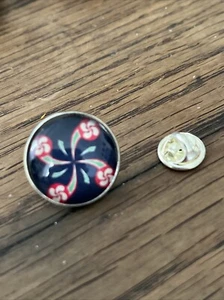 GROS PIN'S 2cm Métal Argenté Croix Basque Lauburu - Picture 1 of 2