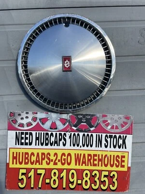 Oldsmobile 88 98 Custom Cruiser 1981-90 tapacubos 1 raro usado abolladuras de frotamiento en la acera Foto 1 de 4