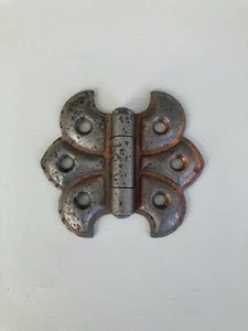 Bisagra de gabinete vintage o antigua en forma de mariposa de acero chapado en cobre - Imagen 1 de 2