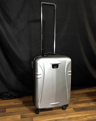 Tumi 21” Hard Shell 4 Wheel Spinner Carry On Luggage Suitcase Silver USED (READ) - Image 1 of 4