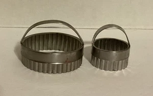 Vintage Set 3 "und 1,5" rund Metall Keks Ausstecher Griff geriffelt primitiv - Bild 1 von 13