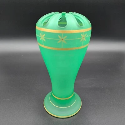 Vaso de vidro vintage verde cetim com arranjador floral aplicado toque dourado 9" - Imagem 1 de 4