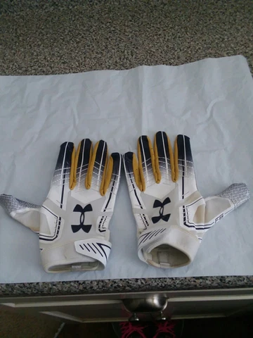 NOTRE DAME FOOTBALL 2018 AWAY TEAM ISSUED UNDER ARMOUR GLOVES RUNNING BACK LARGE Cover