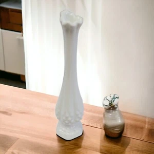 "Vaso de hobnail de vidrio de leche blanca Fenton balanceado pedestal elástico brote flor jarrón 9 1/2" - Imagen 1 de 10