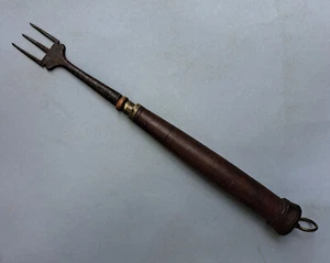 FOURCHETTE D'ATRE TELESCOPIQUE EN FER FORGE / BOIS / LAITON ART POPULAIRE XIXE - Foto 1 di 5