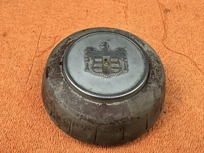 Original Vintage 1949 1950 DODGE WAYFARER Volante BOTÓN BOCINA EMBLEMA Tapa Foto 1 de 4