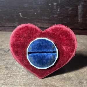 Vintage 40er Jahre herzförmiger roter Samt Ring Halter Schmuck Display -- Q2 - Bild 1 von 15