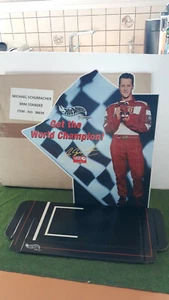 F1 MINI STAND MICHAEL SCHUMACHER pilote formule 1 FERRARI 1/18 HOT WHEELS 98659 - Imagen 1 de 1