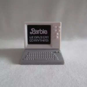 NUOVO! 2022 Barbie Rewind edizione anni '80 bambola Schoolin' intorno al computer desktop - Foto 1 di 4