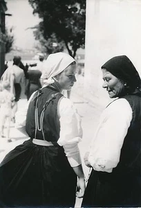 ÎLE DE ZLARIN c. 1935 - Ancienne et Jeune Femme discutant Croatie - DIV 6539 - Picture 1 of 2