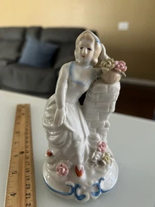 Porzellan Figur Frau an Wand gelehnt mit Blumen - Bild 1 von 4