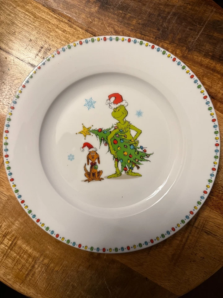 ZRIKE The Grinch & Max 8 Inch Salad or Appetizer Plate Christmas New!