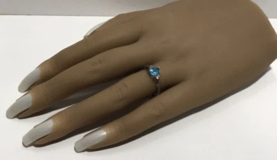 Anillo de oro blanco de 10k con topacio azul simulado diamantes talla 7 Foto 1 de 4