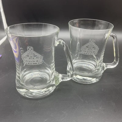 Taza de vidrio grabada corona símbolo jarra mango abierto juego de 2 Foto 1 de 4