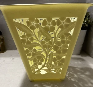 Pattumiera gialla vintage disegno reticolo ritaglio floreale plastica - Foto 1 di 10