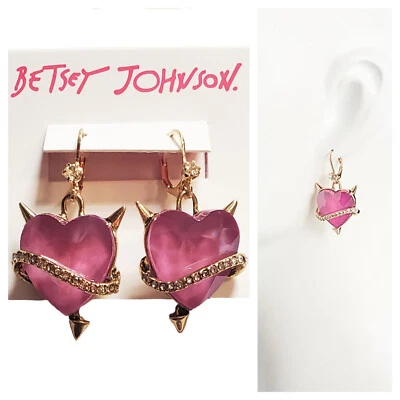 PENDIENTES COLGANTES BETSEY JOHNSON CORAZÓN CON CUERNOS ROSA Foto 1 de 4