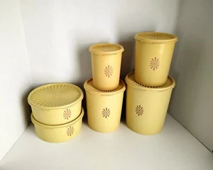 Set 6 Bidoni Vintage Tupperware Servalier Coperchi Nesting Oro Giallo Starburst MCM - Foto 1 di 10