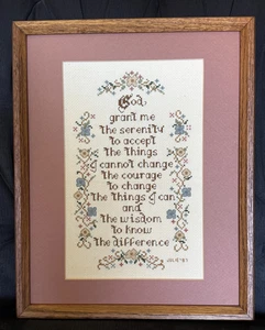 Marco de madera punto de cruz vintage The Serenity Prayer 1997 15x12" ¡EXCELENTE! - Imagen 1 de 4