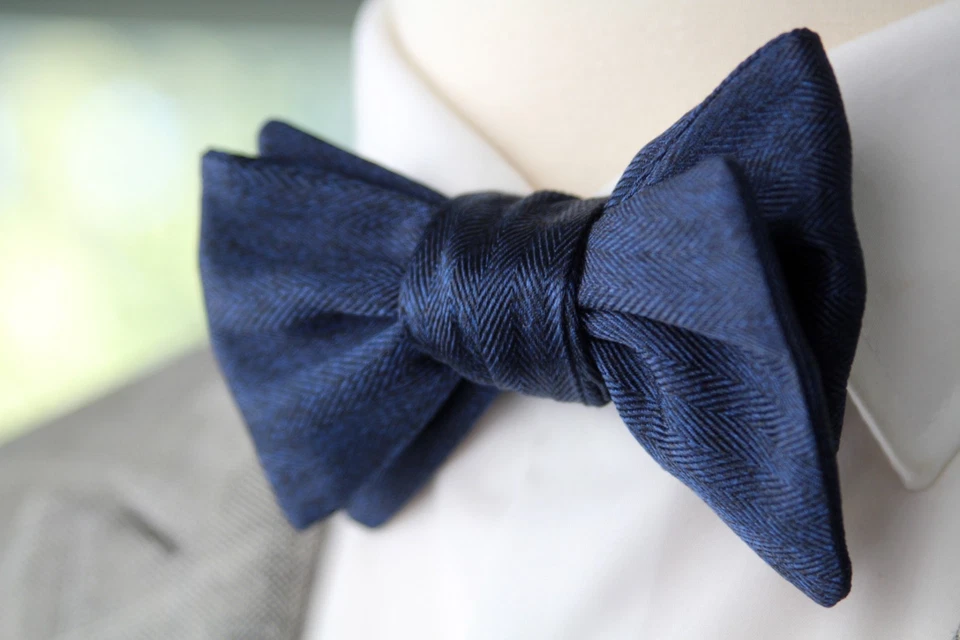 Pajarita autoatada para hombre 100 % seda azul marino rayas S730 Foto 1 de 4