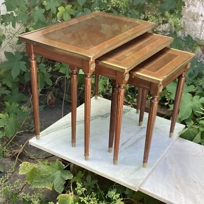 ESTILO FRANCÉS LOUIS XVI CAOBA. BRONCE. VIDRIO. NIDO DE 3 MESAS. EMBALAJE OSB Foto 1 de 4