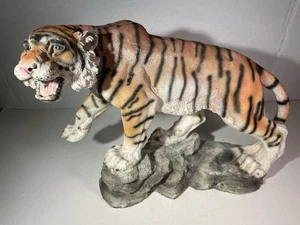 Bengalischer Tiger auf Felsen Harz Tischfigur 9” T X 12” L - Bild 1 von 24