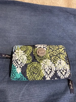 Cartera Vera Bradley en bonito estampado verde azulado, verde y paisley, usada anteriormente Foto 1 de 4