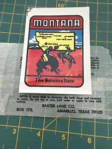 Adesivo acqua da viaggio auto da viaggio Montana vintage Baxter Lane decalcomania sfondo rosso - Foto 1 di 1