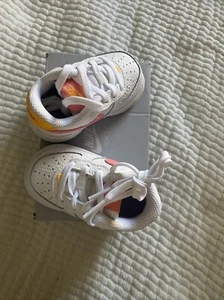 *Neuf* Chaussures basses Nike Force 1 bébé/enfant en bas âge 3c Fj3486 100 blanc/orange corail - Photo 1/5