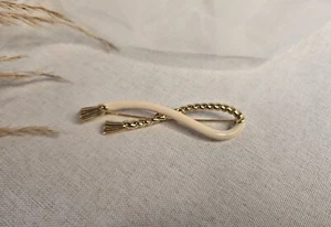 Vintage Monet Brosche cremeweiß Emaille goldfarben Metallseil & Quaste gebraucht Schmuck - Bild 1 von 4