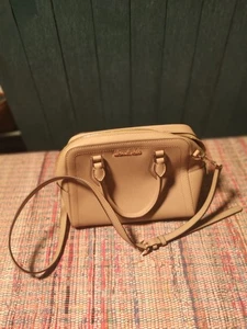 Borsa a tracolla Michael Kors Ayden Saffiano in pelle a cupola media beige marrone - Foto 1 di 10